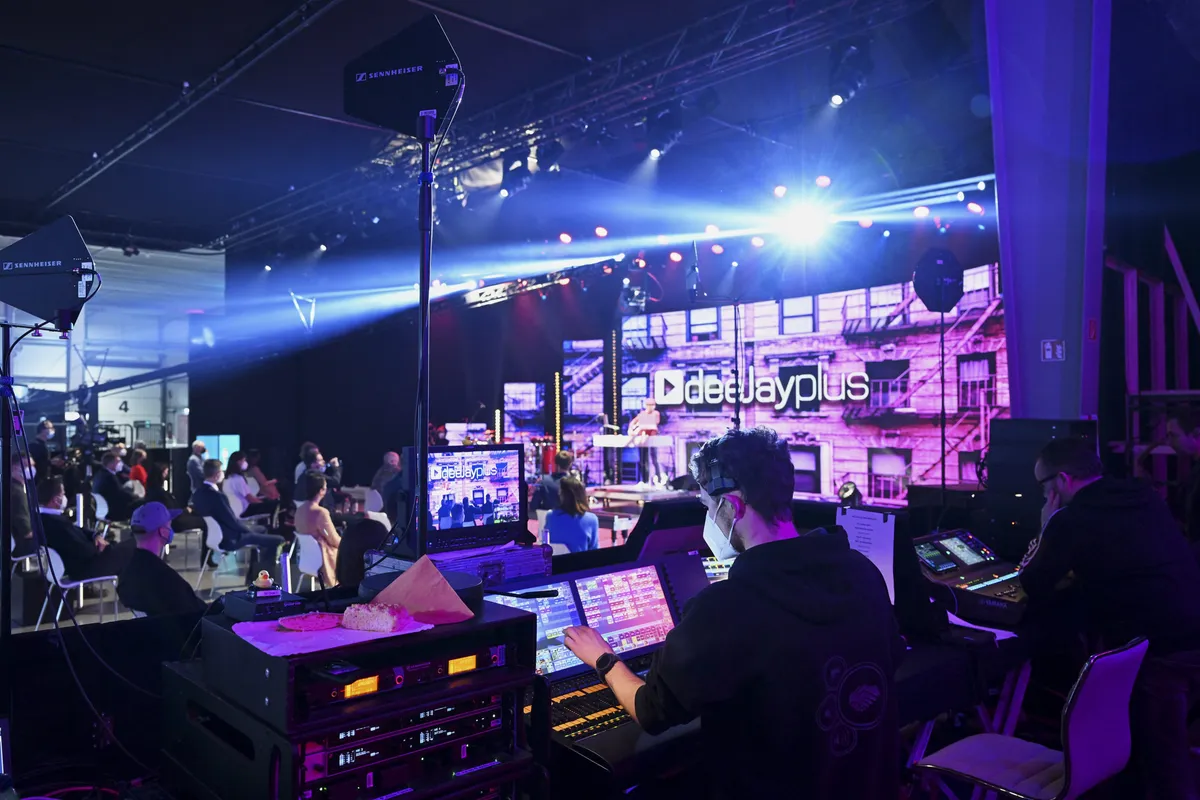 Deejay Plus bei den hybriden BrandEx Awards 2022.